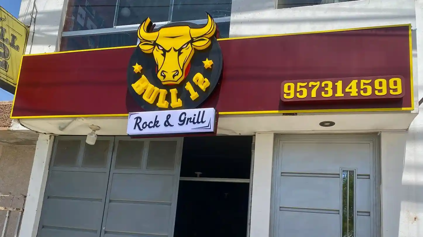 /service/bull-12-letrero-en-acrilico.webp